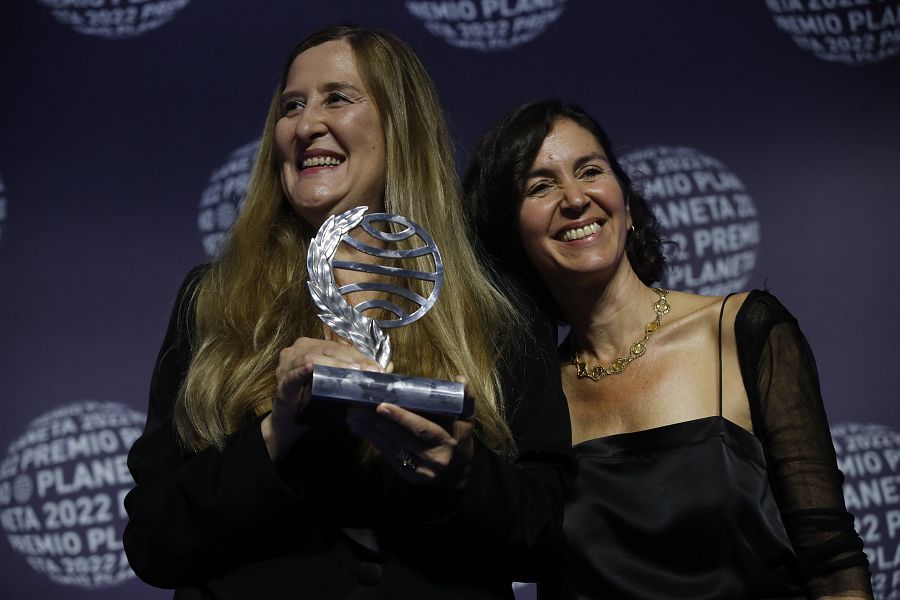 Las escritoras Luz Gabás, ganadora, y Cristina Campos durante la gala del Premio Planeta.