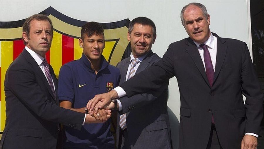 Neymar amb Sandro Rossell i Josep Maria Bartomeu el dia de la presentació del futbolista