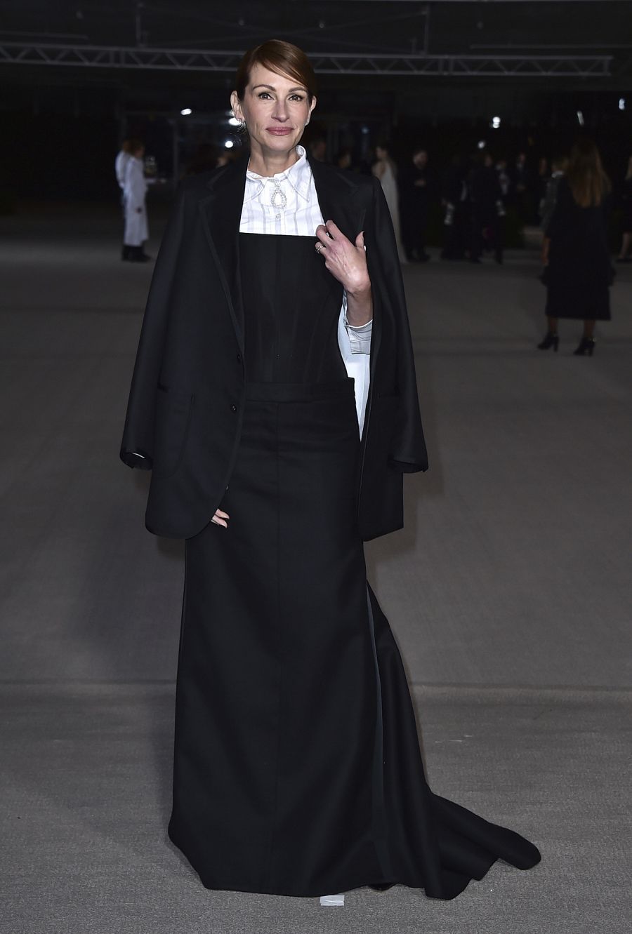 Julia Roberts con traje negro y camisa blanca