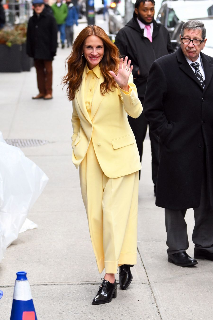 Julia Roberts pone color a las calles de Nueva York con este traje amarillo de Gucci