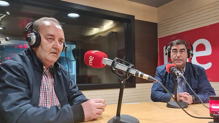 José Manuel Martínez Escaris, Patrón Mayor de la Cofradía de Pescadores de Finisterre, y Ramón Pérez Barrientos, coordinador de Seguridad y de Protección Civil del Concello de Muxía en los estudios de RNE