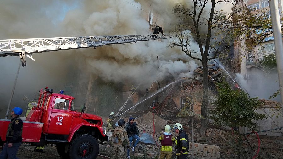 Los bomberos combaten el fuego tras el bombardeo de un edificio en Kiev, Ucrania, el 17 de octubre de 2022. Foto: AP Photo/Efrem Lukatsky. 