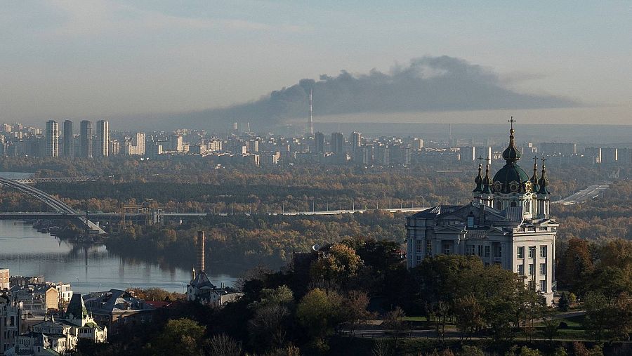 Columna de humo tras un ataque aéreo en el norte de Kiev