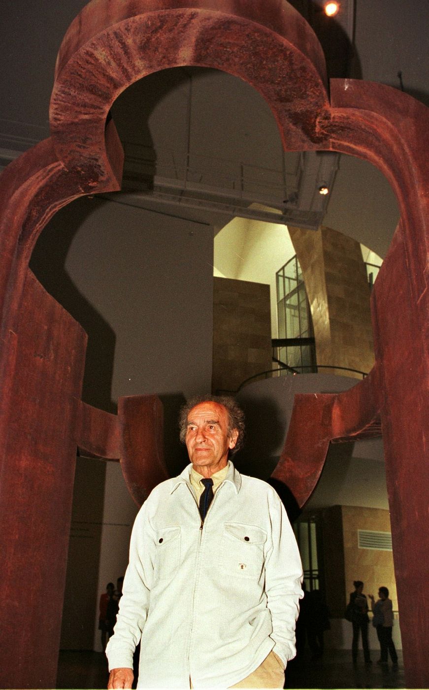  Eduardo Chillida, en el Museo Guggenheim Bilbao durante la presentación de su exposición.