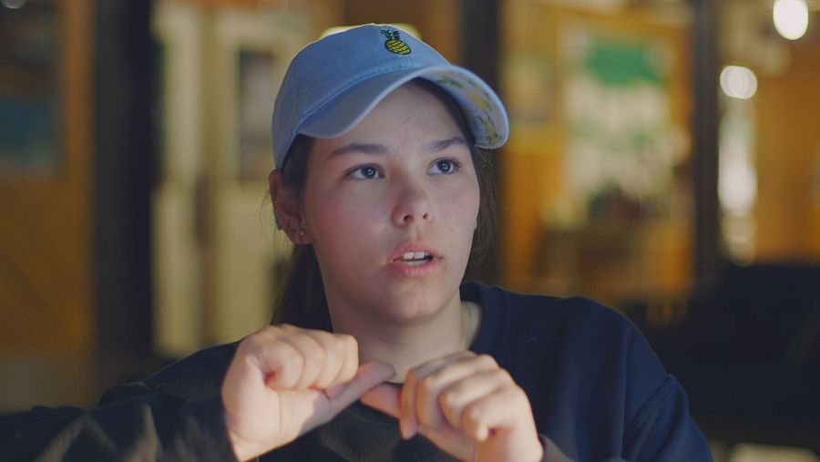 Jessica emplea la lengua de signos