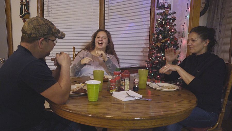 MJ conversa con su familia sorda