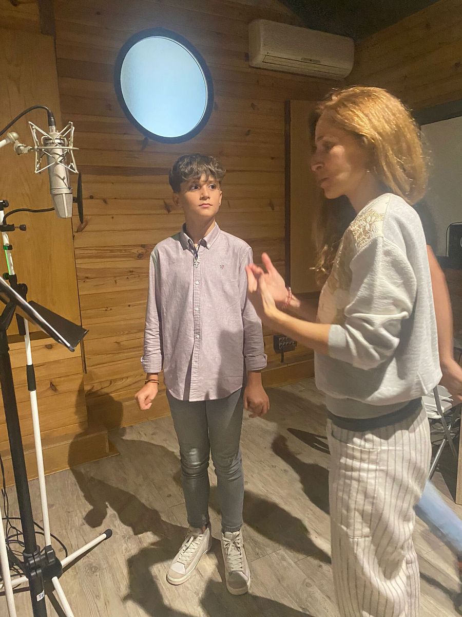 Carlos Higes junto a Natalia Calderón en el estudio de grabación