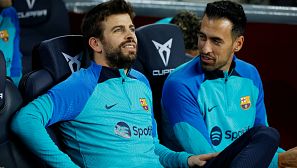 Gerard Piqué y Sergio Busquets en el banquillo del Camp Nou