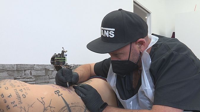 Pedro Ferrero tatuando a un cliente