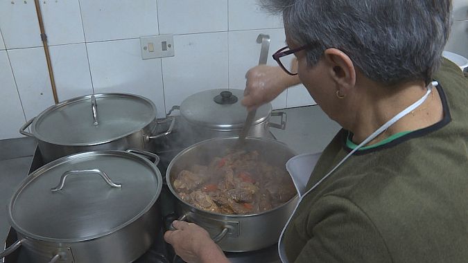 Pilar Fernández, dueña del Hotel Casa García, preparando la comida