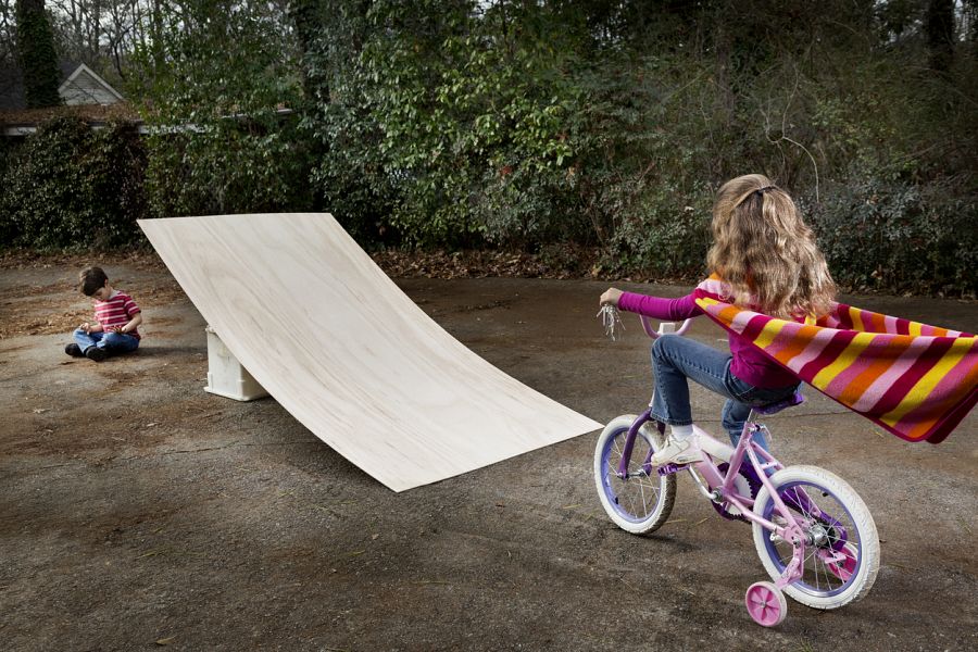 Niña jugando en el jardín