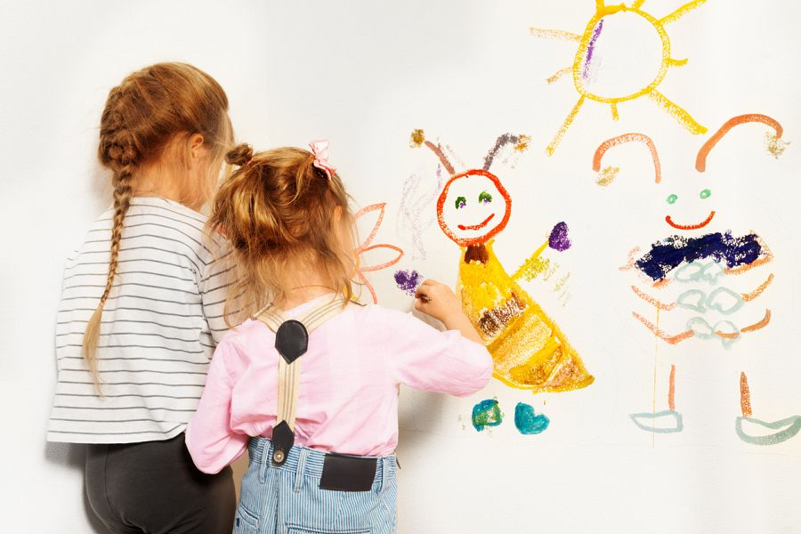 Niñas pintando una pared