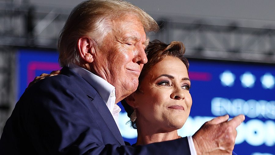 El expresidente de EE.UU. Donald Trump abraza a la candidata republicana a gobernadora de Arizona, Kari Lake. Foto: Mario Tama/Getty Images/AFP