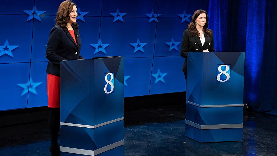 La gobernadora demócrata del Estado de Michigan, Gretchen Whitmer (izquierda) y la aspirante republicana, Tudor Dixon, durante uno de los debates electorales. Foto: Bryan Esler/Nexstar Media Group/WOOD-TV via AP
