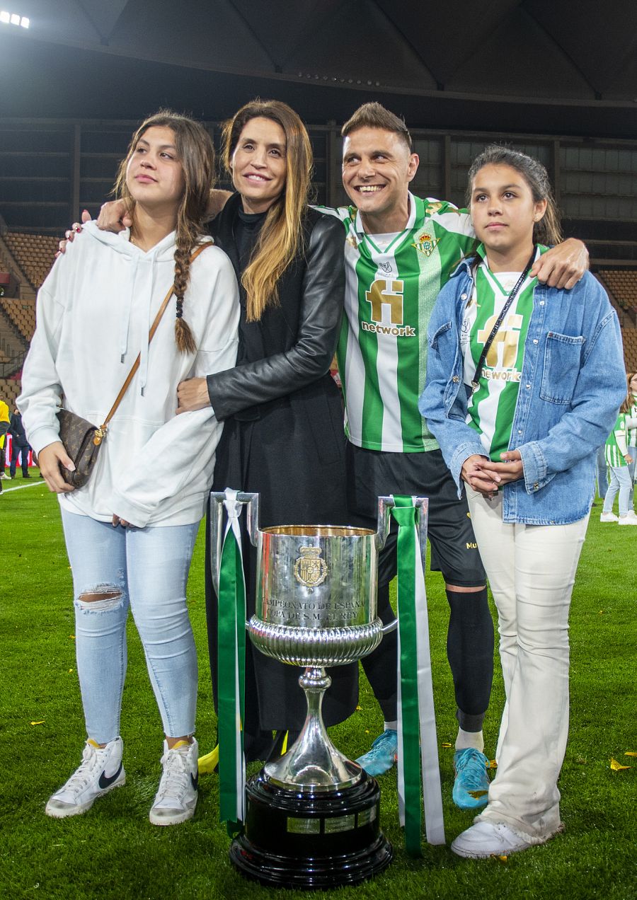 Joaquín junto a su esposa, Susana Saborido, y sus dos hijas, Salma y Daniela