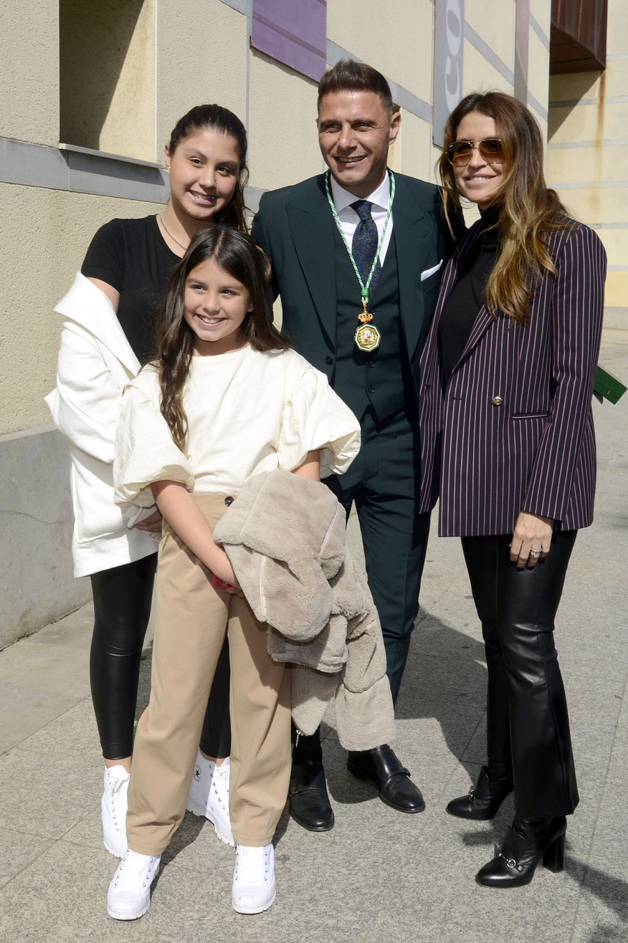El futbolista recibió la Medalla de Andalucía en 2020 arropado por su esposa, Susana Saborio, y sus dos hijas, Salma y Daniela