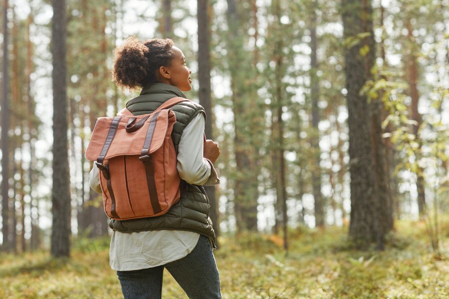 Mujer caminando en el bosque