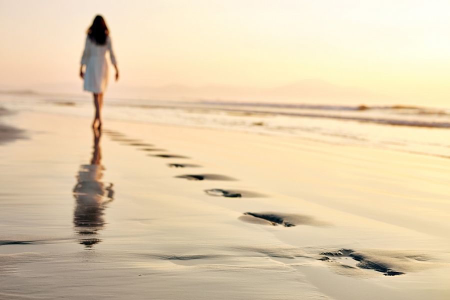 Mujer caminando en el mar