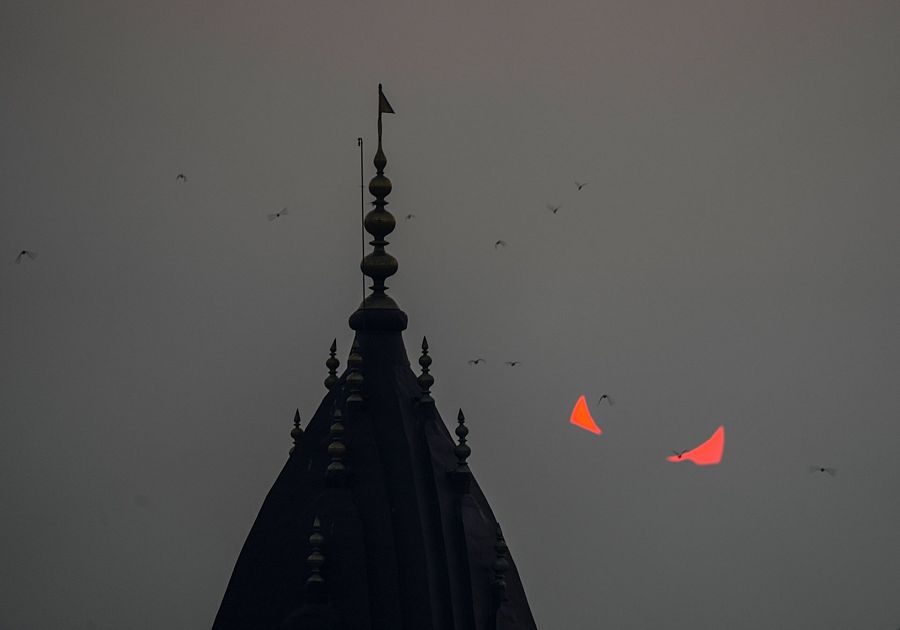 El eclipse solar parcial detrás del templo hindú Raghunath en Srinagar, en Cachemira (La India)