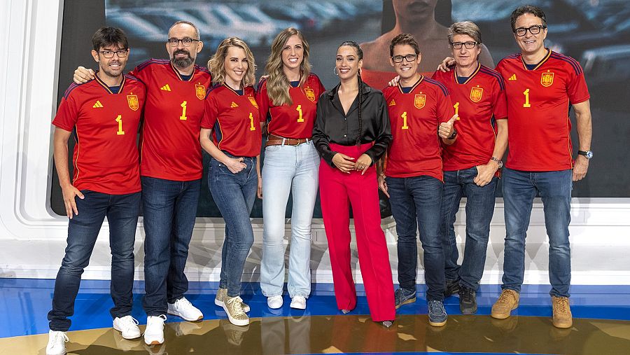 Chanel con el equipo de Deportes de RTVE