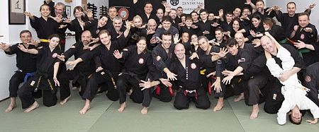 Manuel Montero enseña autodefensa feminista desde hace 28 años