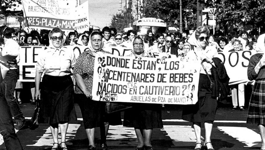Las madres de la Plaza de Mayo durante una protesta