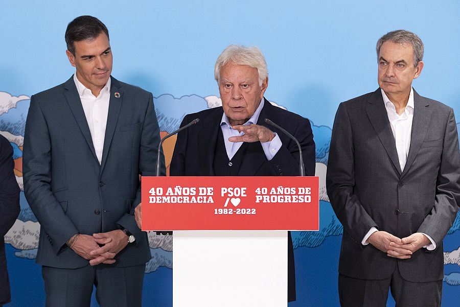 Sánchez, González y Zapatero inauguran una exposición sobre los 40 años de democracia y a una proyección en homenaje por la primera victoria de González