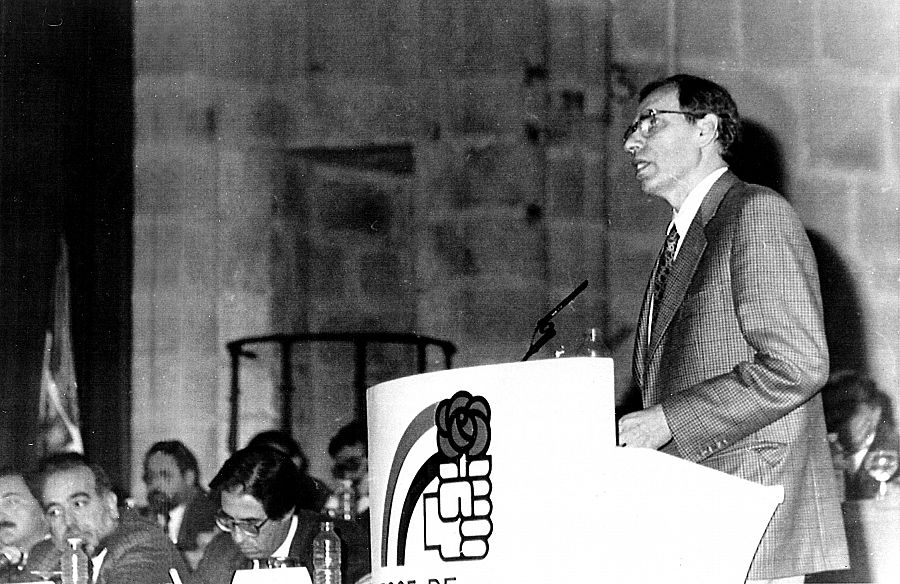Alfonso Guerra anuncia su dimisión el 12 de enero de 1991 en la clausura del Congreso Regional del PSOE extremeño