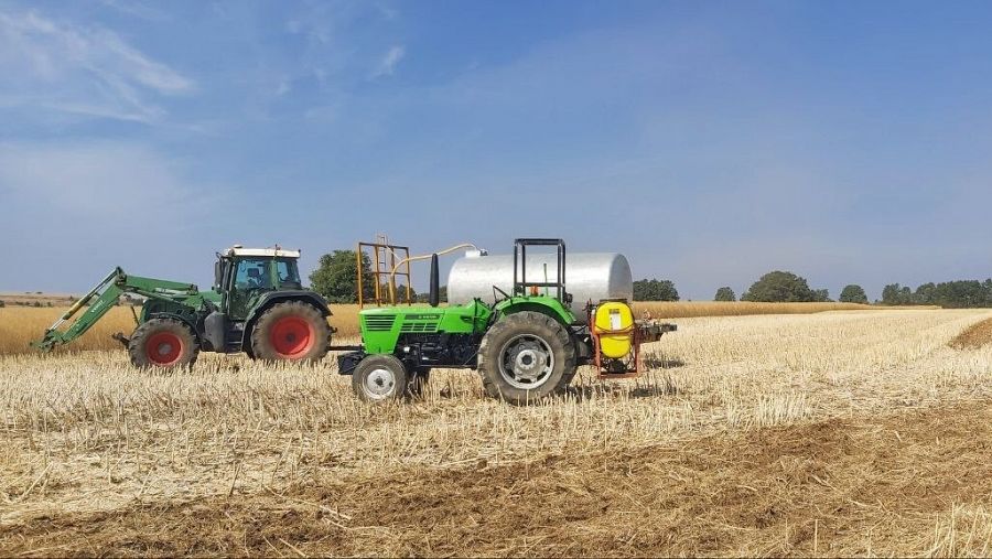 Dos tractores en un campo de cereales en Espinosa de la Ribera, Leon.