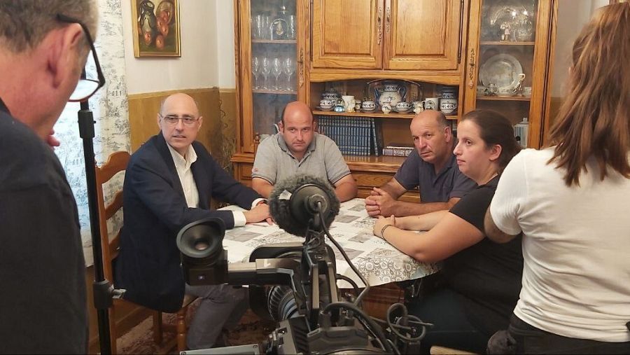 Familia de agricultores de Espinosa de la Ribera, León, se reunen en su casa con su abogado