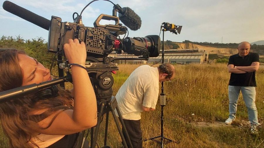 Dos operadores de TVE preparan luces y sonido para grabar una entrevista