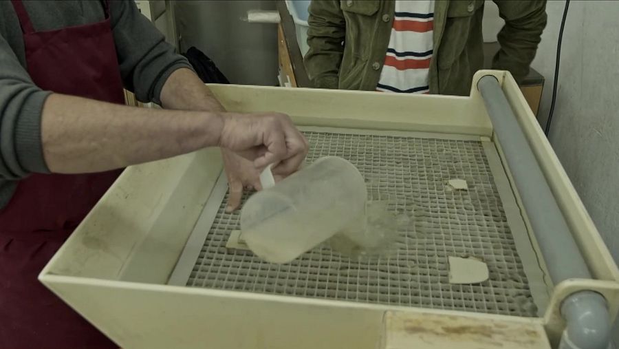 Proceso de restauración de las páginas de un libro