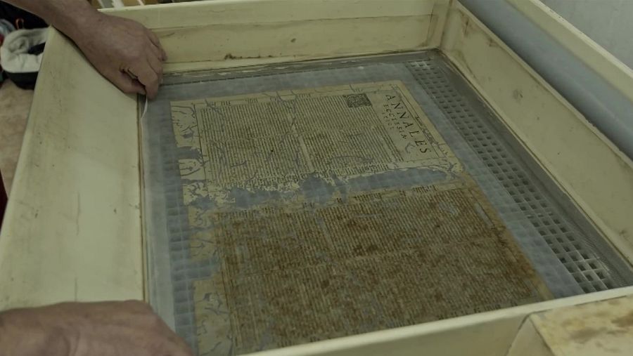 El agua se usa para reparar las hojas dañadas de un libro