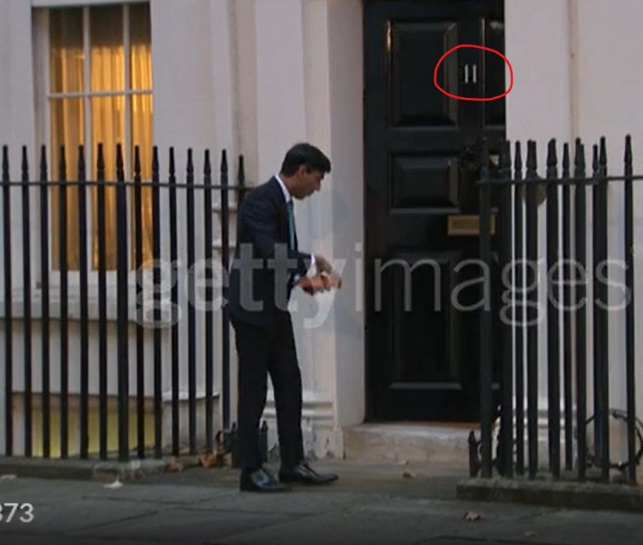 Captura de un video del mismo hecho grabado en 2020 donde se observa el número 11 en la puerta de la casa frente a la que Sunak deposita las decoraciones del Diwali
