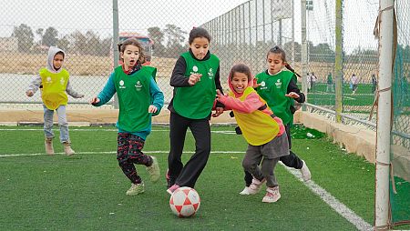 Un grupo de niñas refugiadas juega al fútbol