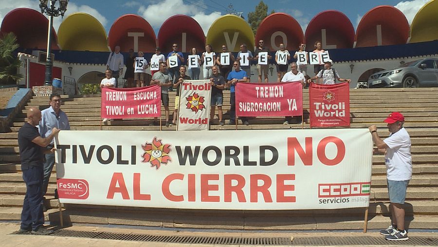 Los trabajadores de Tívoli World ante la entrada del parque de atracciones