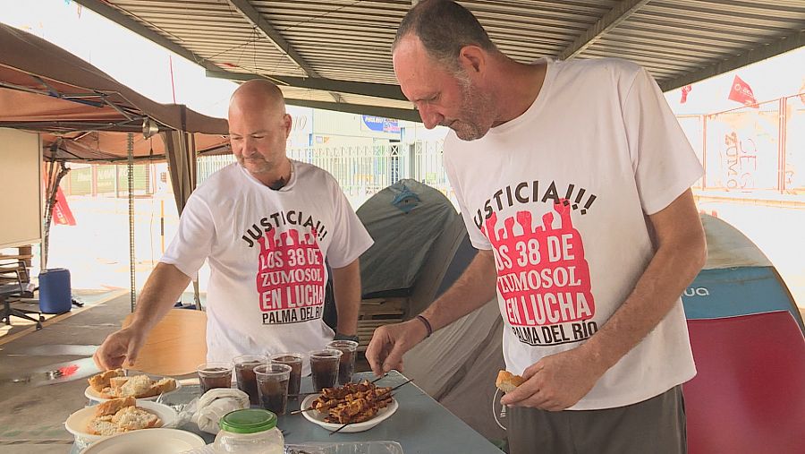 Los trabajadores de la antigua Zumosol llevan casi un año acampados en las instalaciones de la empresa