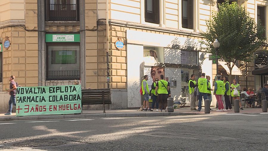 Los huelguistas de Novaltia se manifiestan cada día delante de una farmacia