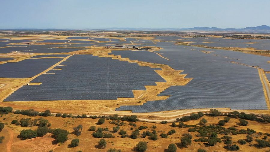 Miles de placas solares en un campo que equivale a 1.000 campos de futbol