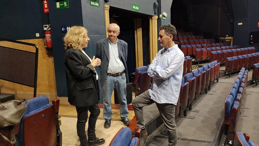 La actriz Carmen Machi, el periodista Juan Antonio Tirado y el autor teatral Juan Mayorga, conversando.