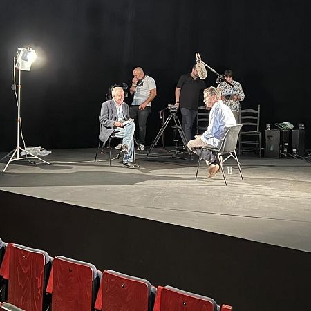Juan Mayorga es entrevistado en el escenario del teatro de la Abadía por TVE