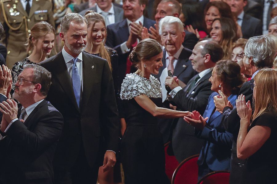 Los reyes Felipe VI y Letizia, acompañados de la princesa Leonor y la infanta Sofía, presiden la ceremonia