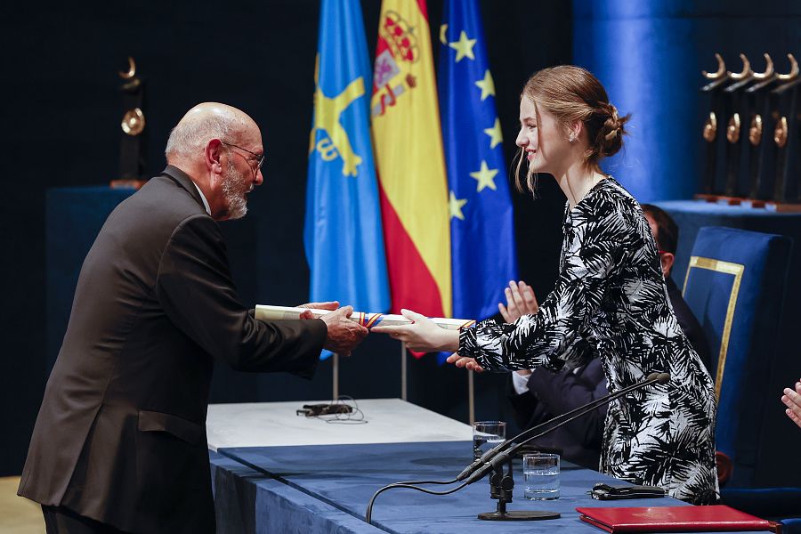 La princesa Leonor entraga un galardón al arqueólogo mexicano Eduardo Matos Moctezuma,  Premio Princesa de Asturias de Ciencias Sociales 2022