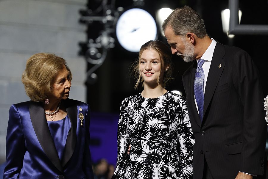 La princesa Leonor, el rey Felipe VI y la reina Sofía saludan al término de la ceremonia de entrega de la 42.ª edición de los Premios Princesa de Asturias