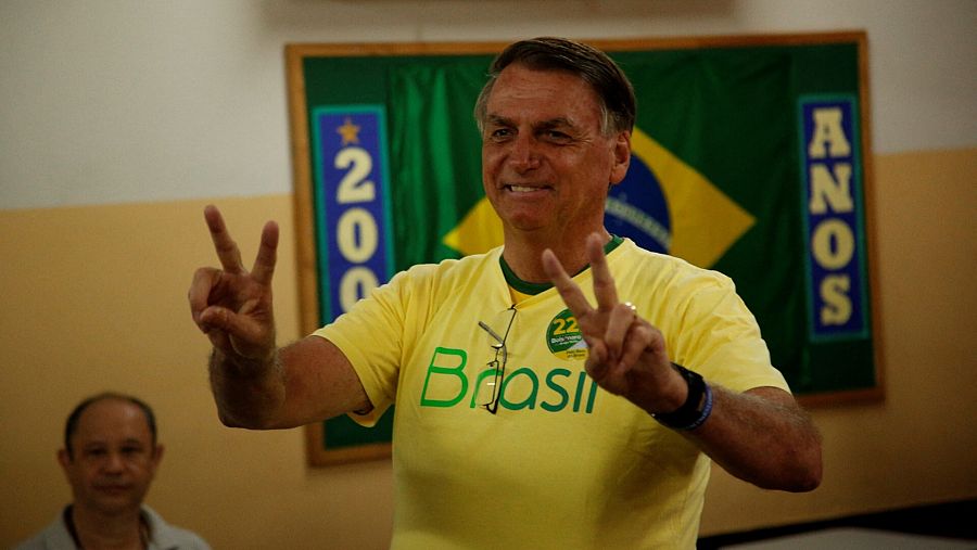 El candidato a la reelección en Brasil, Jair Bolsonaro, deposita tras depositar su voto en un colegio electoral de Río de Janeiro.