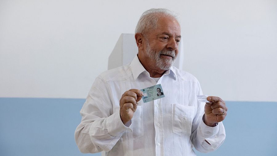 El candidato presidencial Luiz Inacio Lula da Silva vota en un colegio de Sao Paulo.