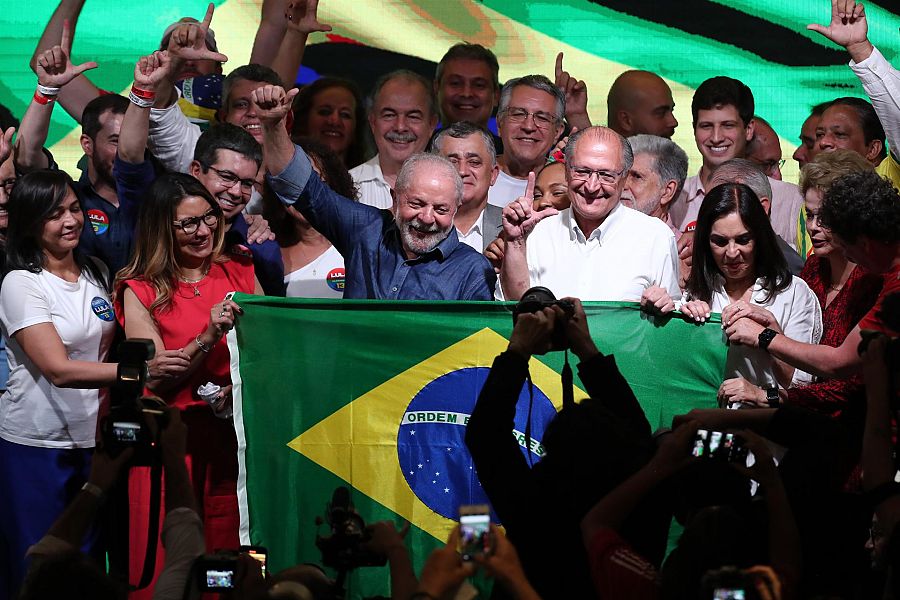 Lula da Silva saluda junto con sus integrantes de campaña, tras su triunfo en la segunda vuelta de las elecciones.