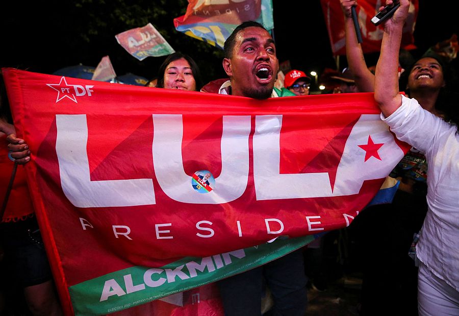 Un partidario de Lula celebra con una pancarta la victoria en Brasilia