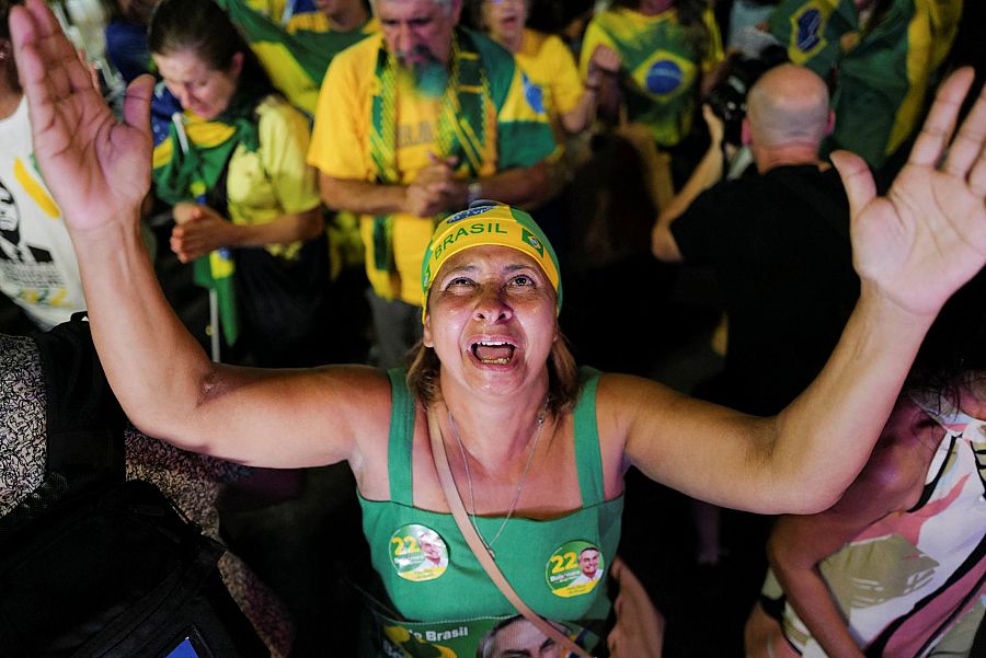 Una partidario de Jair Bolsonaro reacciona tras su derrota.