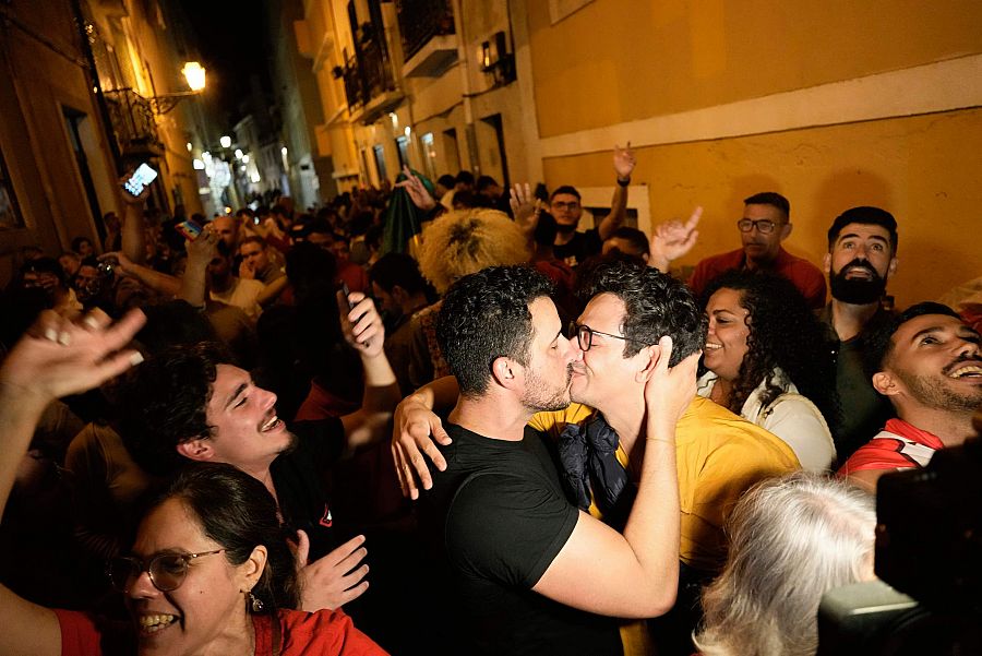 Una pareja se besa para celebrar la victoria de Lula en Lisboa.